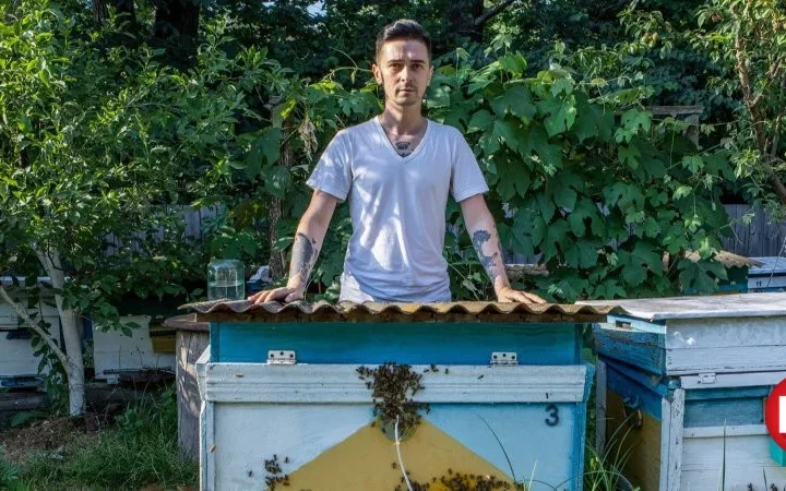 Історія в трьох ролях. Власник пасіки під Києвом та артист дрег-квін розповідає, як виготовляв труни для загиблих в перші місяці війни
