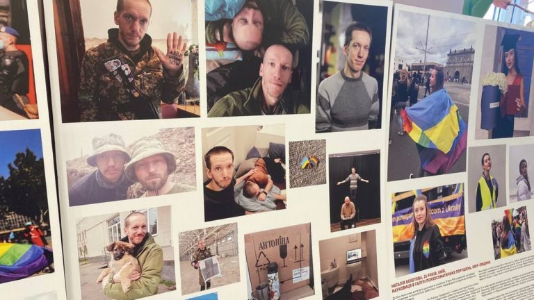 В Одесі відкрилась виставка з історіями ЛГБТ-людей в умовах повномасштабної війни. ВІДЕО