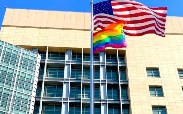 Посольство США у Москві вивісило на «площі ДНР» райдужний прапор ЛГБТ