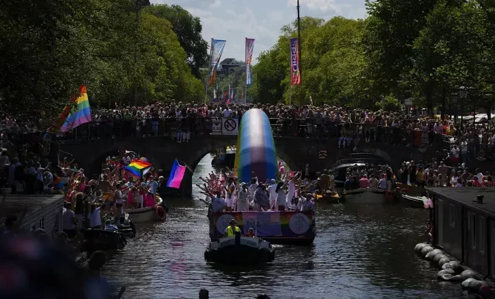 Водний прайд ЛГБТ-спільноти в Амстердамі