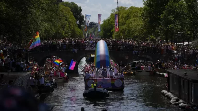 Водний прайд ЛГБТ-спільноти в Амстердамі