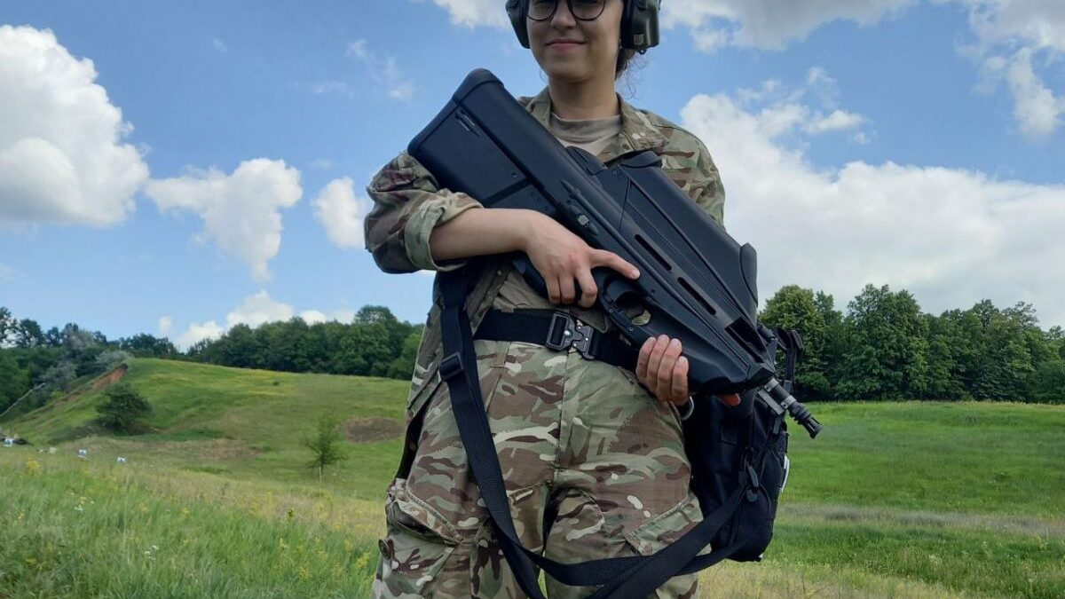 «На рівні з усіма»: феміністка та активістка ЛГБТ+ захищає Харківщину