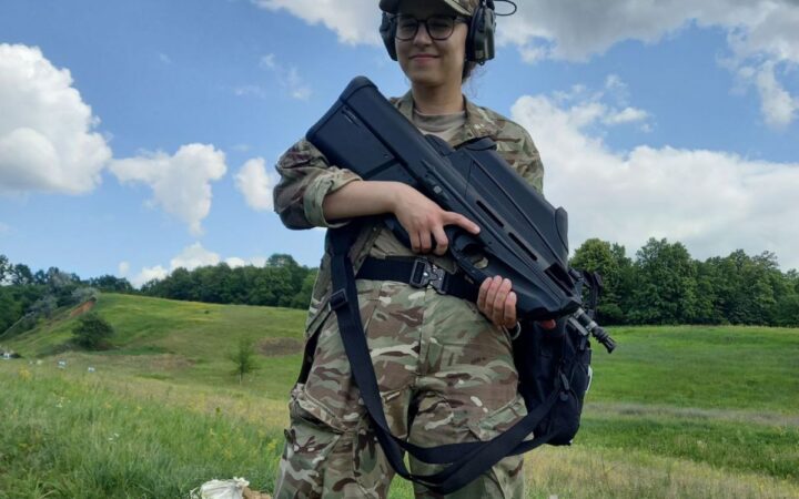 «На рівні з усіма»: феміністка та активістка ЛГБТ+ захищає Харківщину