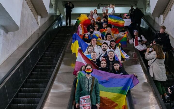 У харківському метро відбувся марш у межах «ХарківПрайду». Відомо про напад на одного учасника
