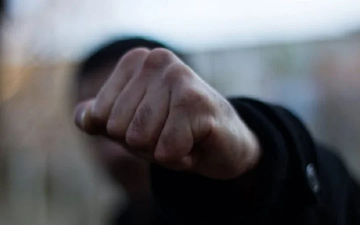 Гей-пару побили в місті Дніпро за те, що вони сиділи у кафе, тримаючись за руки.