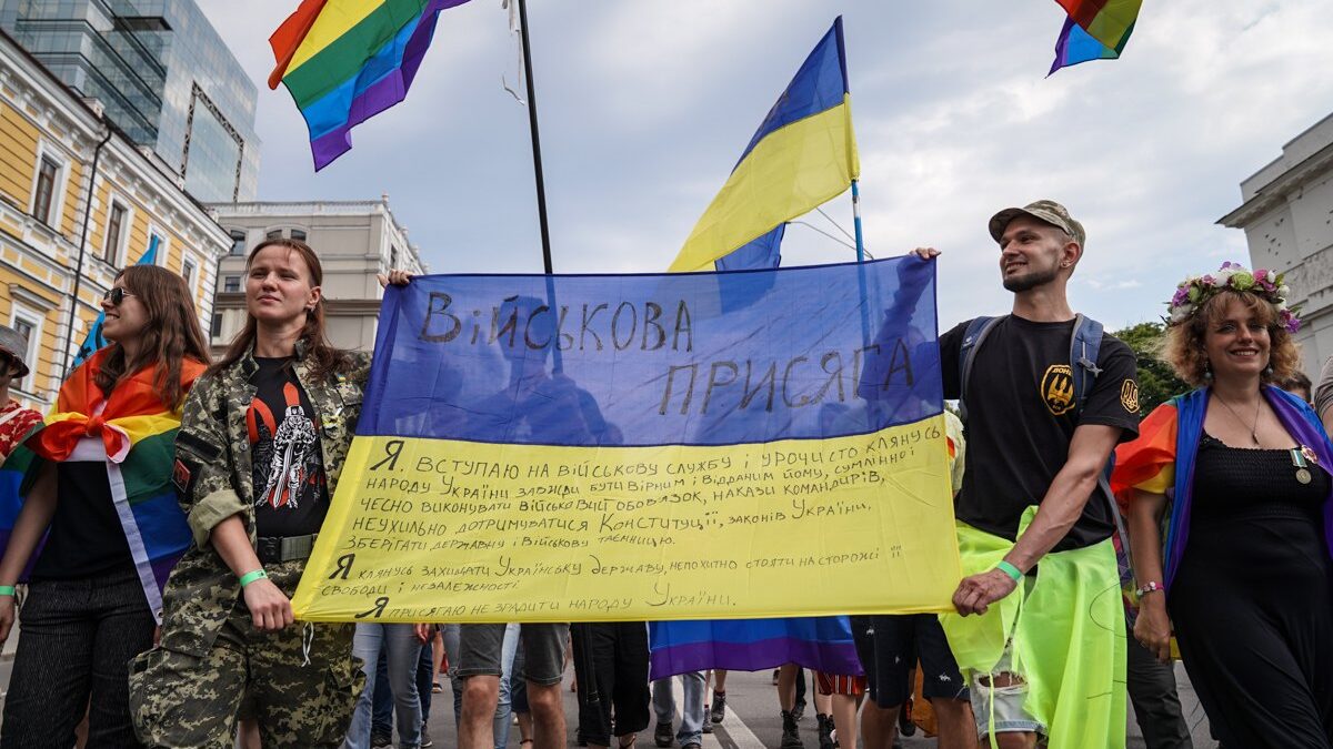 «Він ніхто для нього» — військові ЛГБТ воюють за Україну, але не мають рівних прав