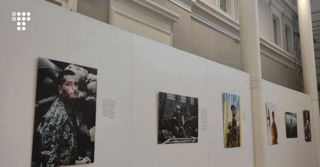 У Києві в музеї Шевченка проходить фотовиставка про українських ЛГБТ+ військових