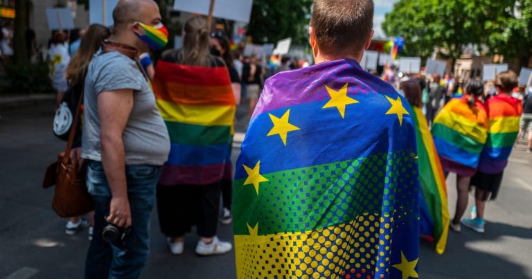 Єврокомісія хоче зобов’язати всі країни ЄС визнавати батьківські права ЛГБТ-пар