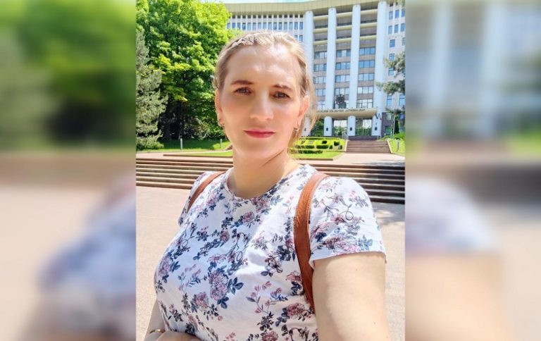 У Кишиневі трансгендерній жінці довелося викликати поліцію, щоб отримати переказ у відділенні банку