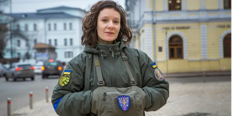 «З руснею краще не мати жодних справ». Як харківська ЛГБТ-активістка після початку вторгнення повернулась з Бельгії та стала військовою