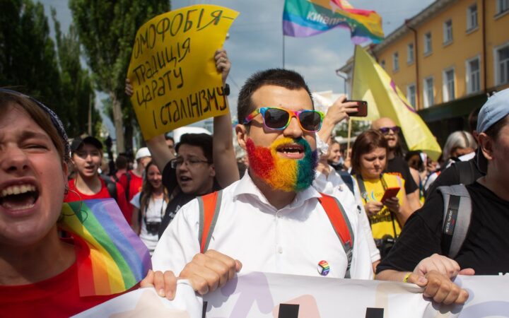 Понад половину українців вважають, що ЛГБТ-люди мають право виходити на акції для захисту своїх прав