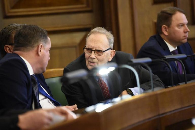 Представникам ЛГБТ фотографуватися із прапором Латвії не можна? Депутат Сейму Латвії обурюється