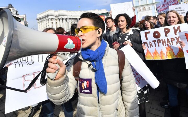 “Памʼятаю дописи про загиблих жінок: яка вона гарна, їй би ще цвісти й народжувати. Це приниження” — Олена Шевченко