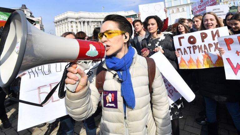“Памʼятаю дописи про загиблих жінок: яка вона гарна, їй би ще цвісти й народжувати. Це приниження” — Олена Шевченко