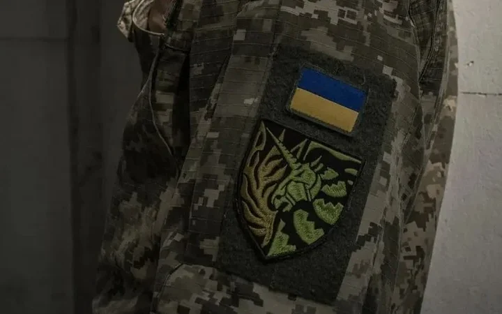 «Кажуть, геїв на фронті немає». ЛГБТ-військовий розповів про побратима, ідентичність якого мусить приховувати навіть після його загибелі