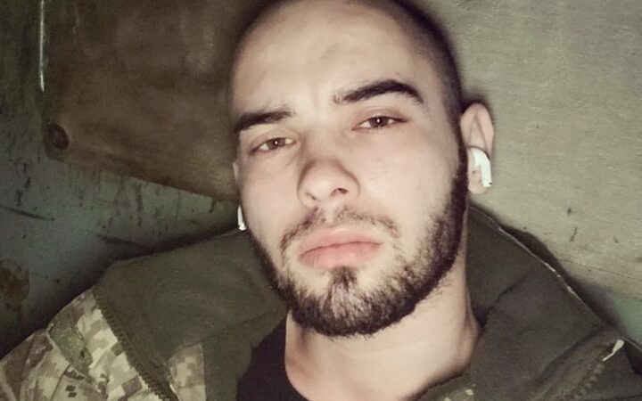 Матері військового-гея Павла Лагойди невідомі погрожували спалити дім