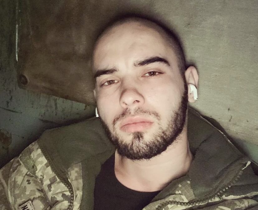 Матері військового-гея Павла Лагойди невідомі погрожували спалити дім