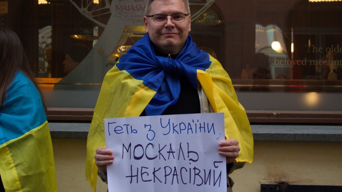 Головне правило – не виділятися: активіст та дослідник ЛГБТ про окупований Маріуполь та евакуацію