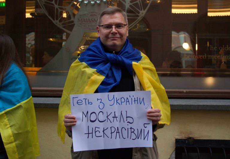 Головне правило – не виділятися: активіст та дослідник ЛГБТ про окупований Маріуполь та евакуацію