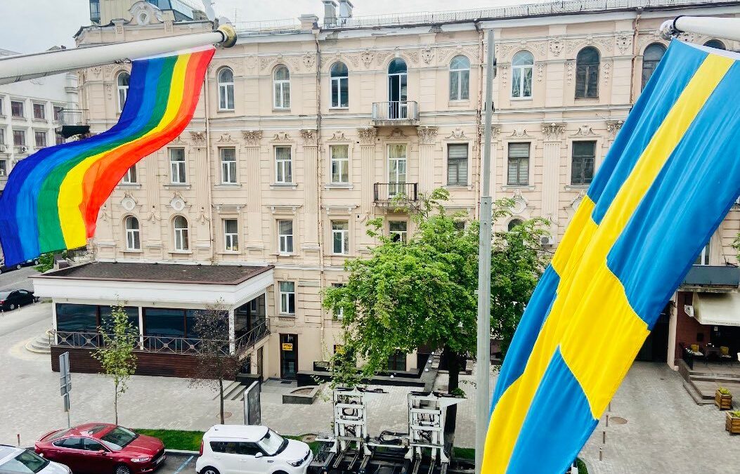 Посольства Данії, Норвегії, Фінляндії та Швеції в Україні вивісили райдужні прапори