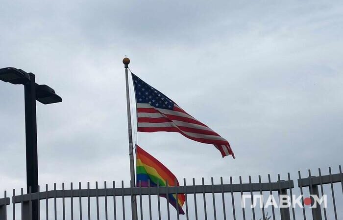 День боротьби з гомофобією: посольство США в Києві вивісило прапор ЛГБТ