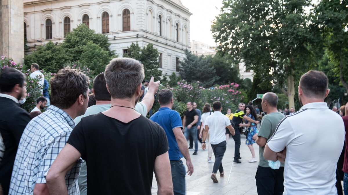 У Грузії апеляційний суд посилив покарання двом противникам ЛГБТ, які побили журналіста