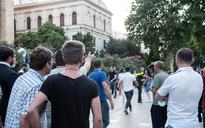 У Грузії апеляційний суд посилив покарання двом противникам ЛГБТ, які побили журналіста