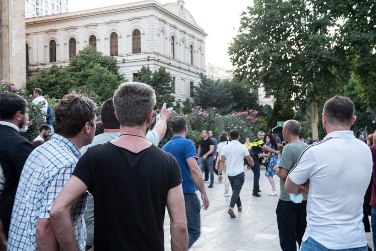 У Грузії апеляційний суд посилив покарання двом противникам ЛГБТ, які побили журналіста