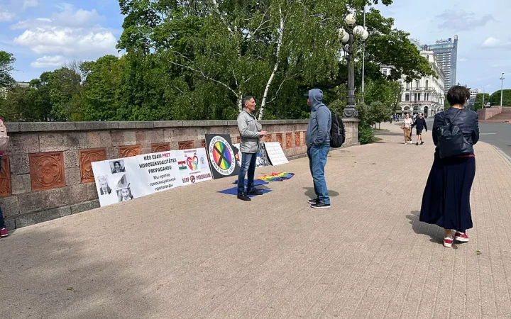 Одиночний пікет у Ризі проти ЛГБТ і розтоптаний прапор Євросоюзу