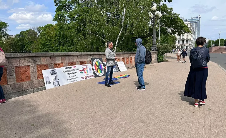 Одиночний пікет у Ризі проти ЛГБТ і розтоптаний прапор Євросоюзу