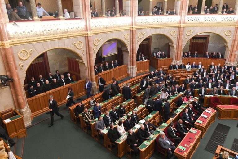 Парламент Угорщини схвалив закон про викривачів без скандальної поправки про ЛГБТ