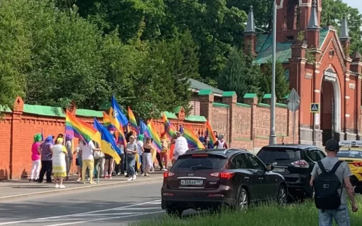 Сплутали з гей-парадом: у РФ арештували масовку з прапорами України та ЛГБТ, яка знімала пропагандистський фільм