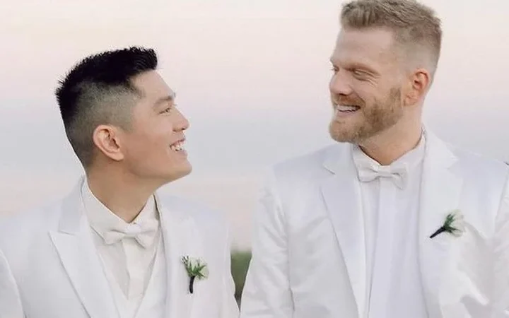 У білих смокінгах. Вокаліст гурту Pentatonix Скотт Хоїнг одружився зі своїм партнером