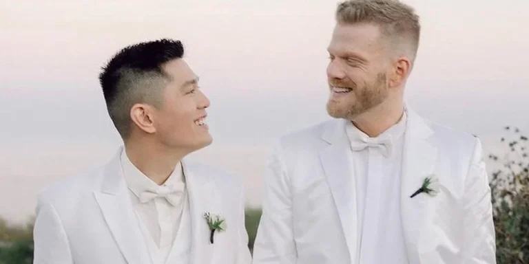 У білих смокінгах. Вокаліст гурту Pentatonix Скотт Хоїнг одружився зі своїм партнером