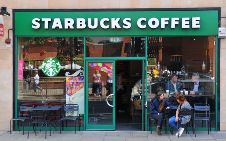Starbucks заборонила прикрашати деякі свої кафе на підтримку ЛГБТ — працівники влаштували страйк