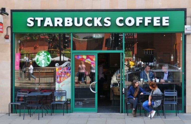 Starbucks заборонила прикрашати деякі свої кафе на підтримку ЛГБТ — працівники влаштували страйк