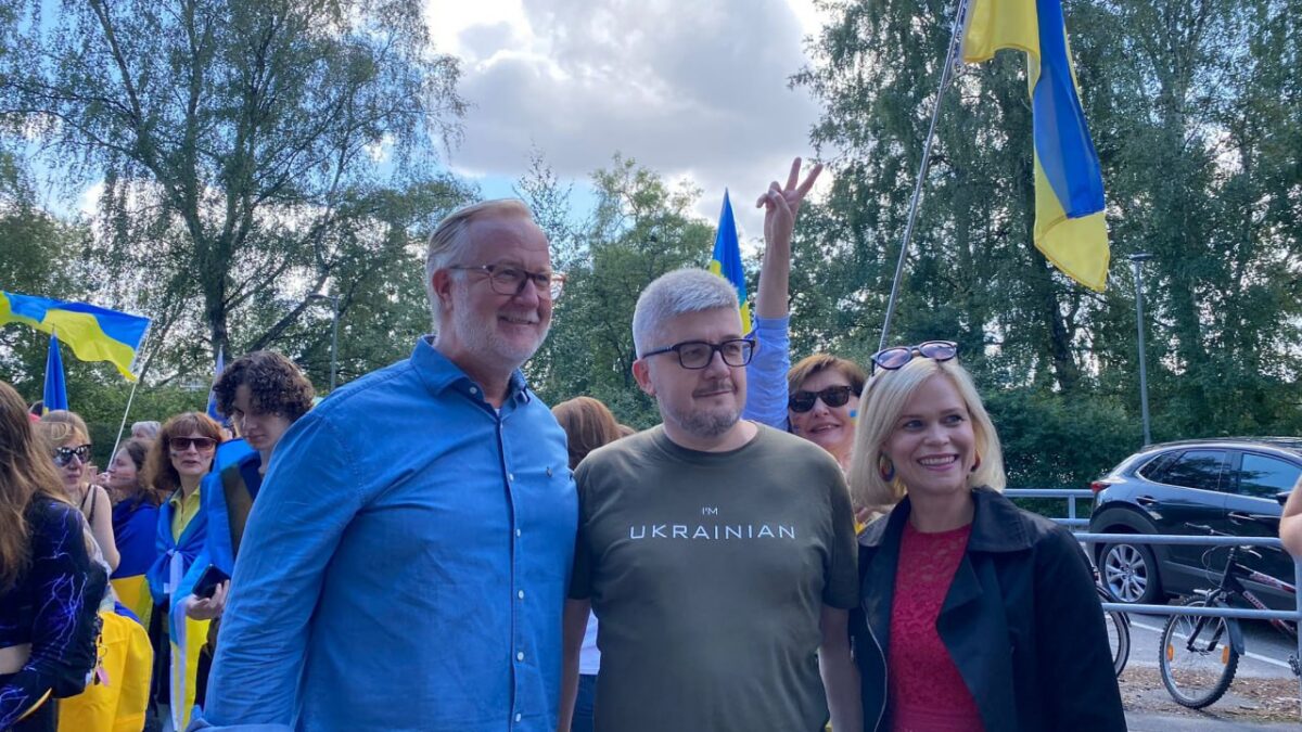 Посол України у Швеції Андрій Плахотнюк відвідав прайд у Стокгольмі