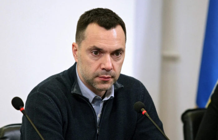“Хочеться тр*хнути та придушити”: на Арестовича написали заяву за розповсюдження ненависті до жінок