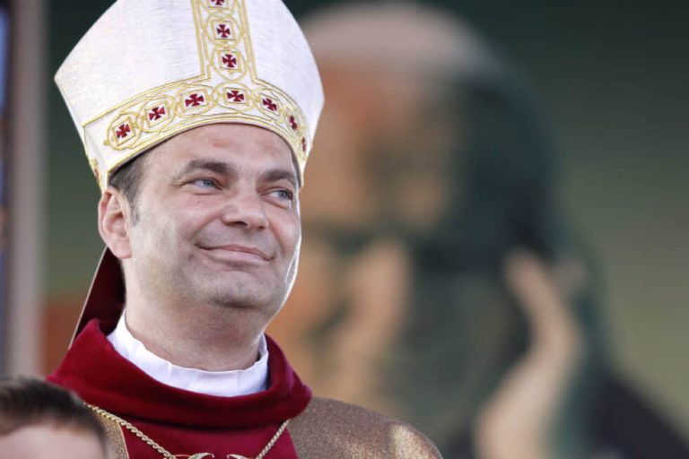 У Польщі пішов у відставку єпископ після скандалу з гей-вечіркою священників