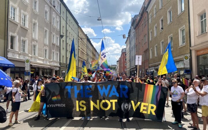 Чим допомагає Україні участь ЛГБТ+ спільноти в закордонних прайдах?