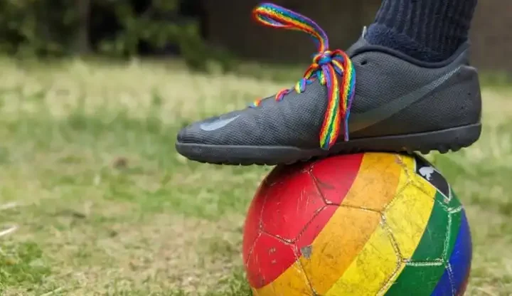Спортивні вболівальники у Великій Британії більш привітні до ЛГБТК+, ніж будь-коли