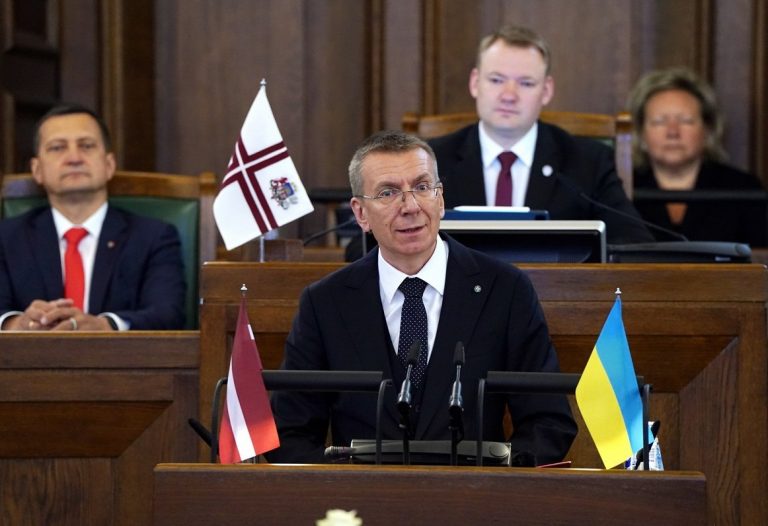 Cпроба гомофобних депутатів латвійського Сейму заблокувати легалізацію цивільних партнерств для одностатевих пар провалилась