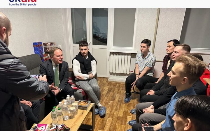 Посол Великої Британії відвідав ком’юніті-центр і шелтер для ЛГБТІК+ людей в місті Дніпро