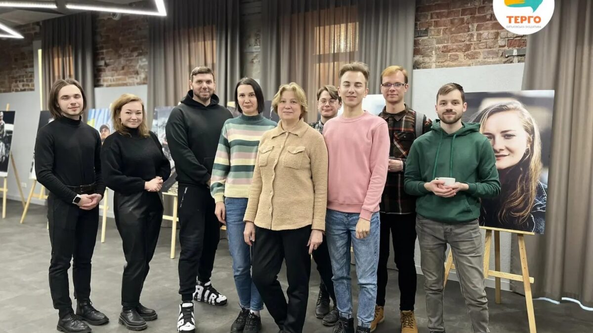 У Дніпрі пройшла фотовиставка «ЛГБТІК+ на захисті України»