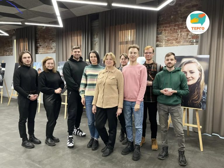 У Дніпрі пройшла фотовиставка «ЛГБТІК+ на захисті України»