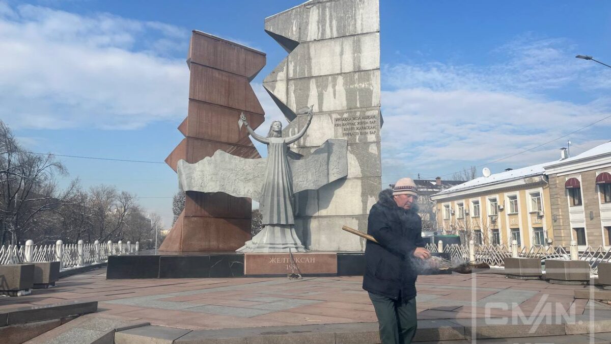 Їдьте в країни блакитного світу: жовтоксанівці вимагають заборонити ЛГБТ у Казахстані