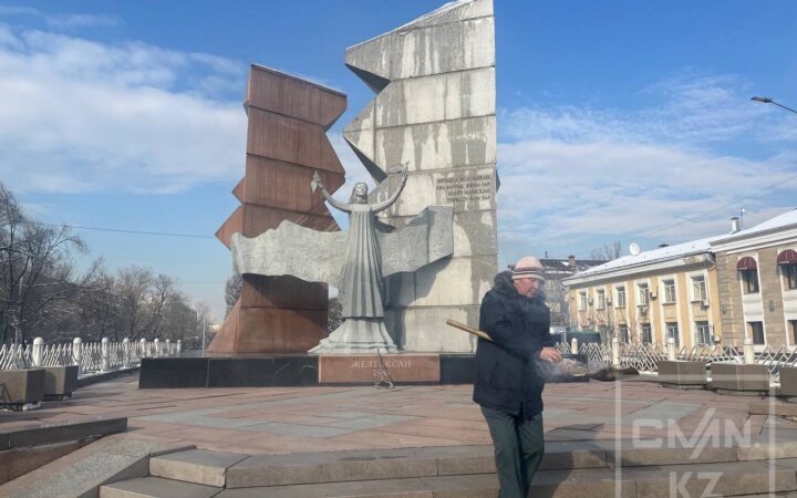 Їдьте в країни блакитного світу: жовтоксанівці вимагають заборонити ЛГБТ у Казахстані