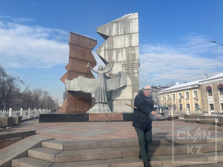 Їдьте в країни блакитного світу: жовтоксанівці вимагають заборонити ЛГБТ у Казахстані