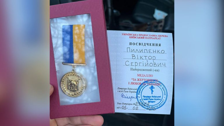 УПЦ КП вручила медаль бойовому медику та відкритому гею Віктору Пилипенку, а потім – анулювала її