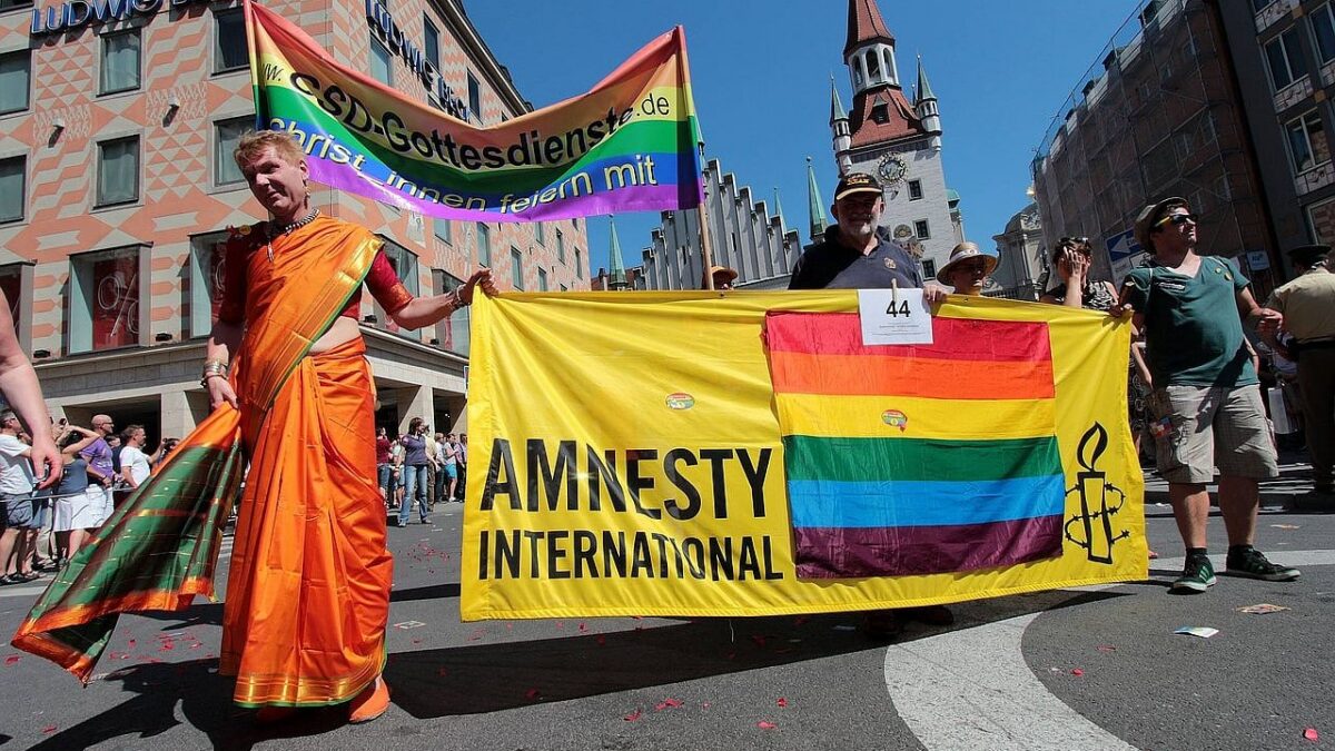 Мова ворожнечі проти квір-людей на конвеєрі? Amnesty International застерігає від штучного інтелекту